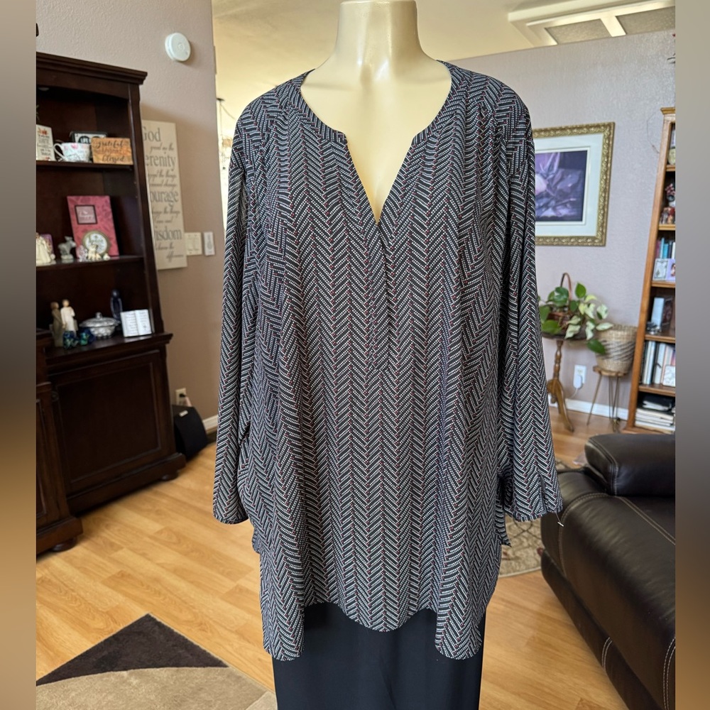 NY Collection black & white long sleeve Vneck blouse-size XXXL